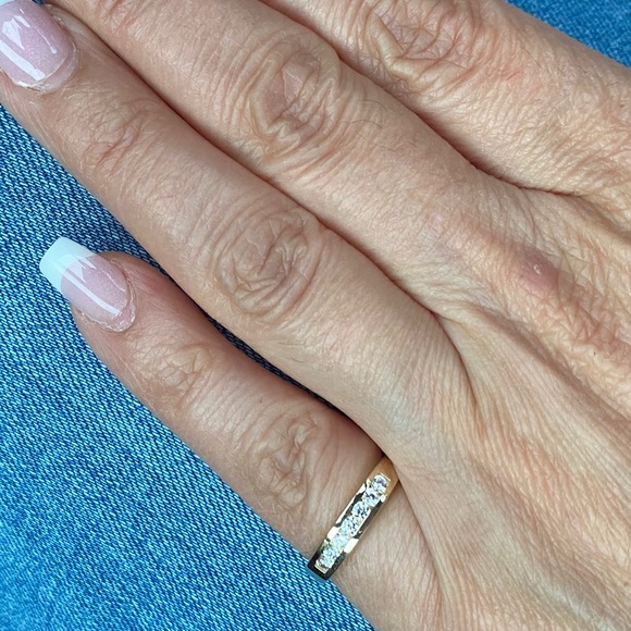 14k Solid Yellow Gold Round Wedding Band size 7 - Picture 6 of 9